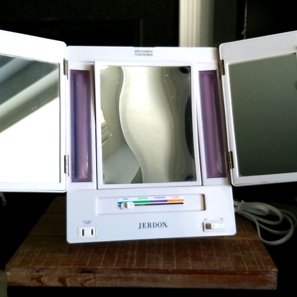 Jerdon Makeup Vanity Mirror Center flips to 5x magnification